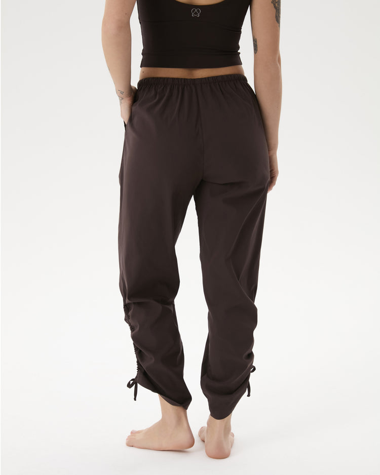 Kahverengi Paça Büzgülü Rahat Pantolon