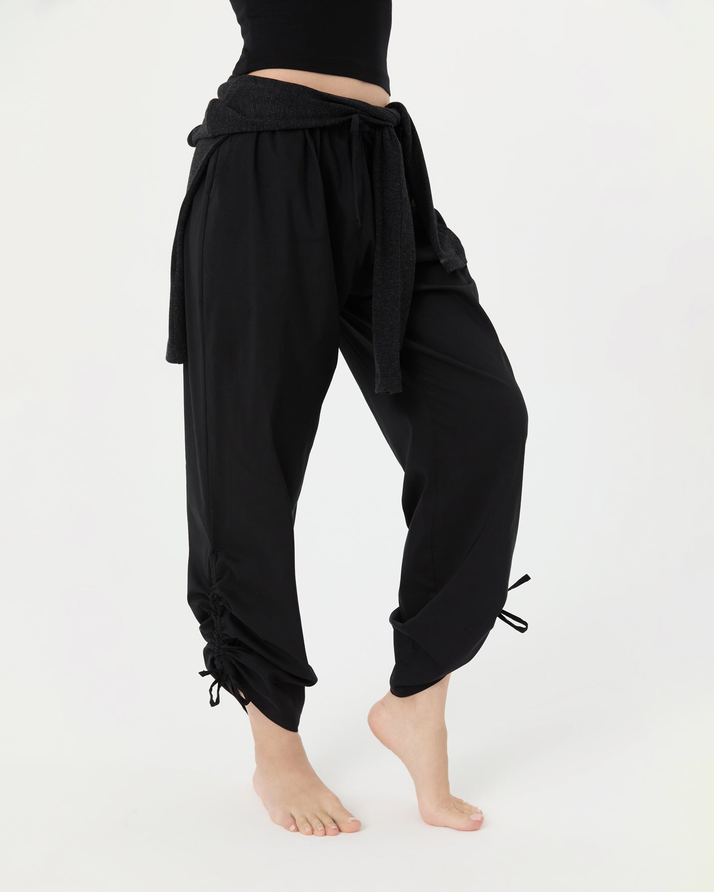 Siyah Paça Büzgülü Rahat Pantolon