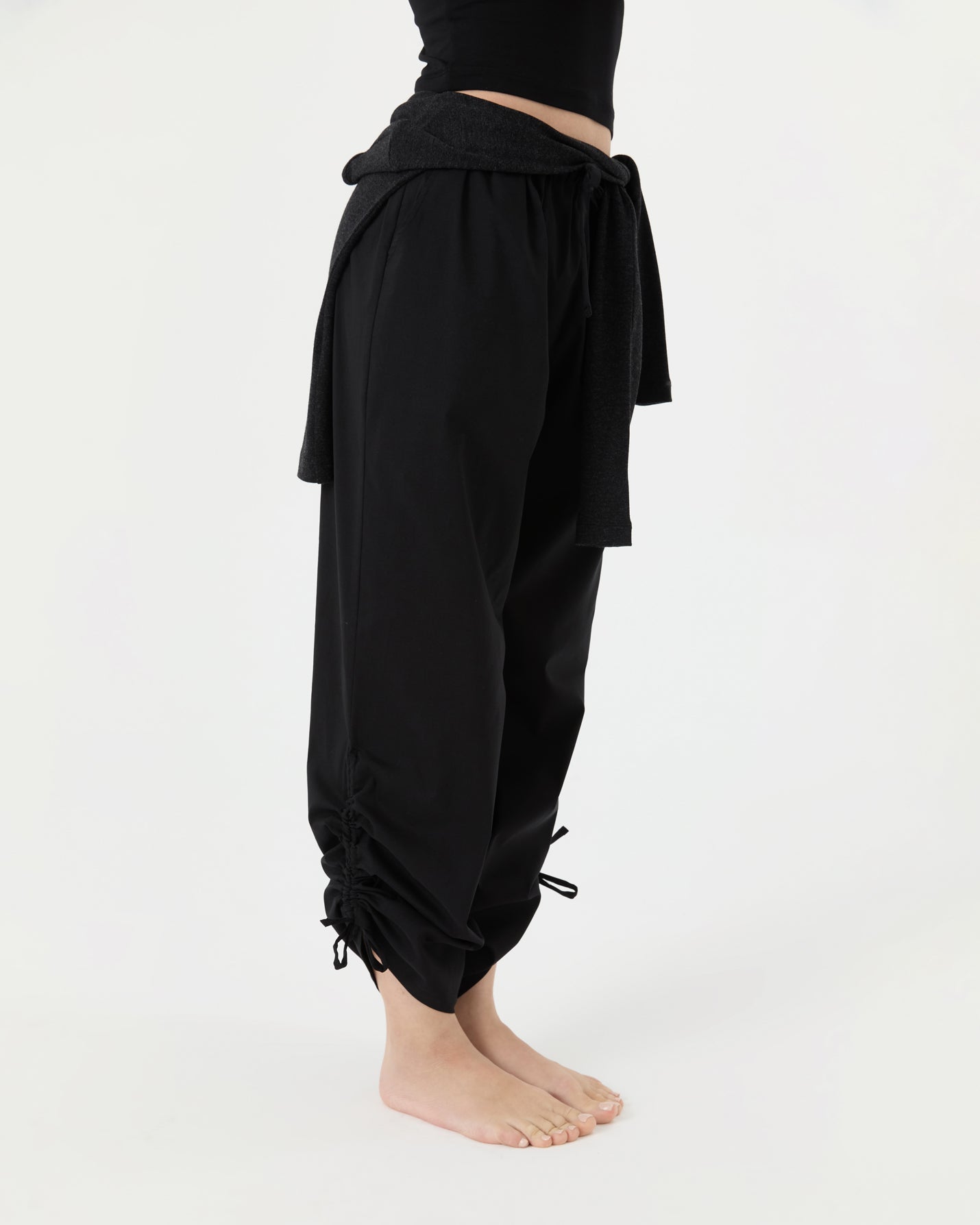 Siyah Paça Büzgülü Rahat Pantolon