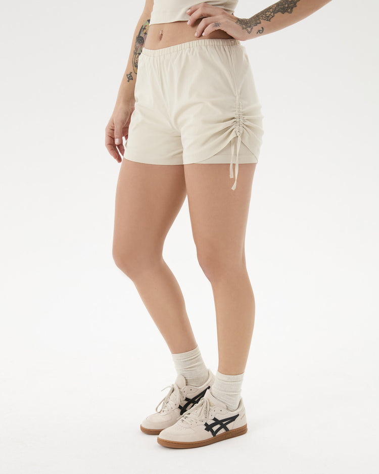 Krema Çift Katlı Büzgülü Şort