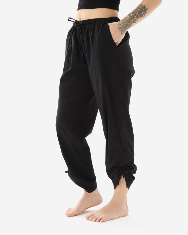 Siyah Paça Büzgülü Rahat Pantolon