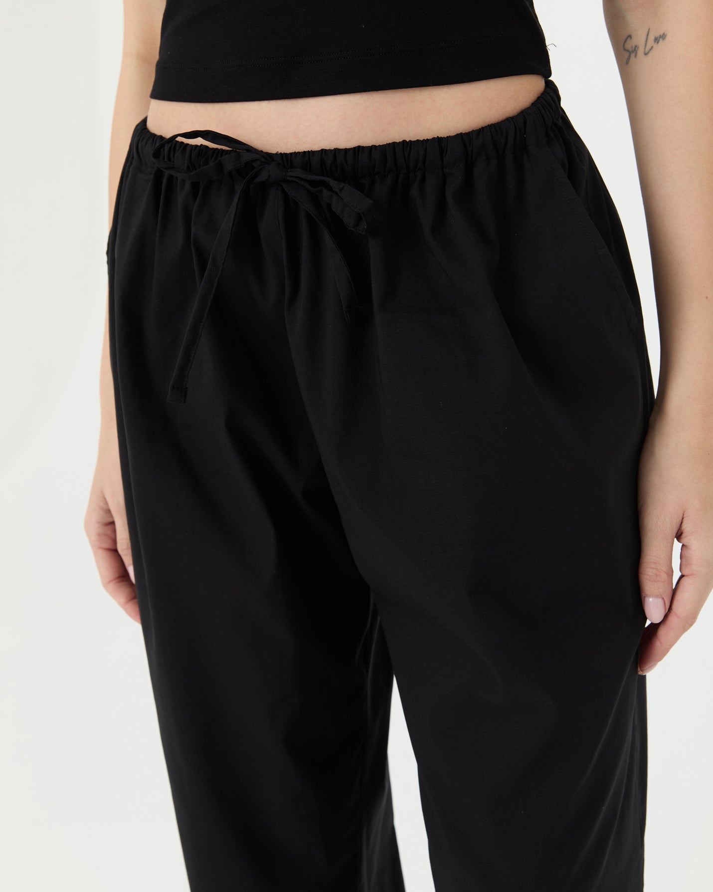 Siyah Paça Büzgülü Rahat Pantolon