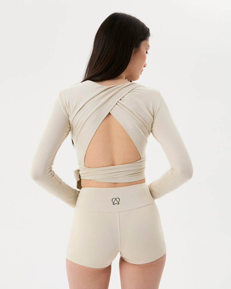 Krema Uzun Kollu Sırt Pencereli Bluz